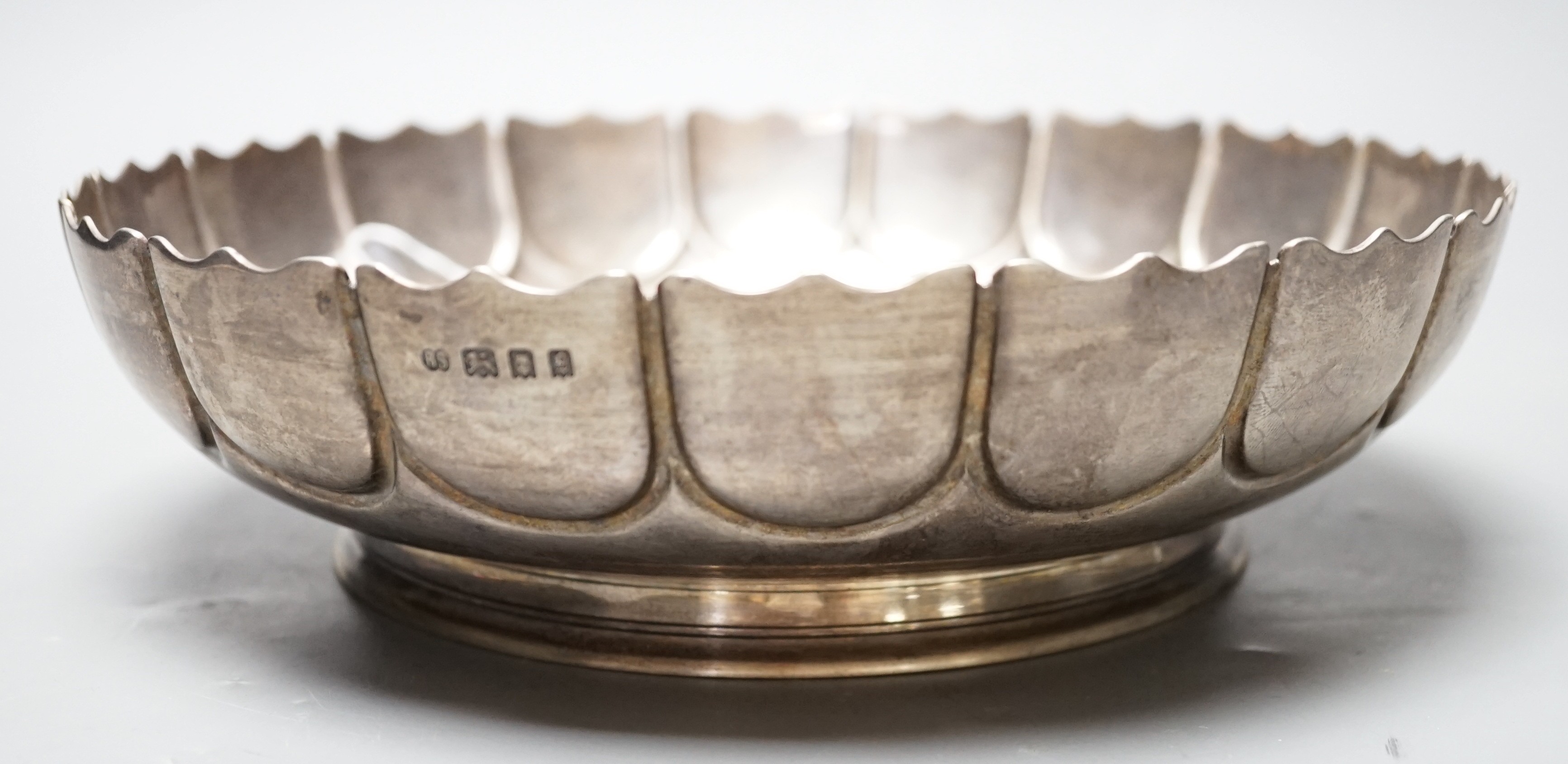 A George V silver shallow fruit bowl, Robert Stewart, London, 1922, diameter 24.5cm, 22.2oz.